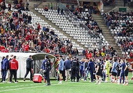 Ambiente en el Enrique Roca durante la suspensión del Real Murcia-Sevilla Atlético por la caída de objetos en el campo.