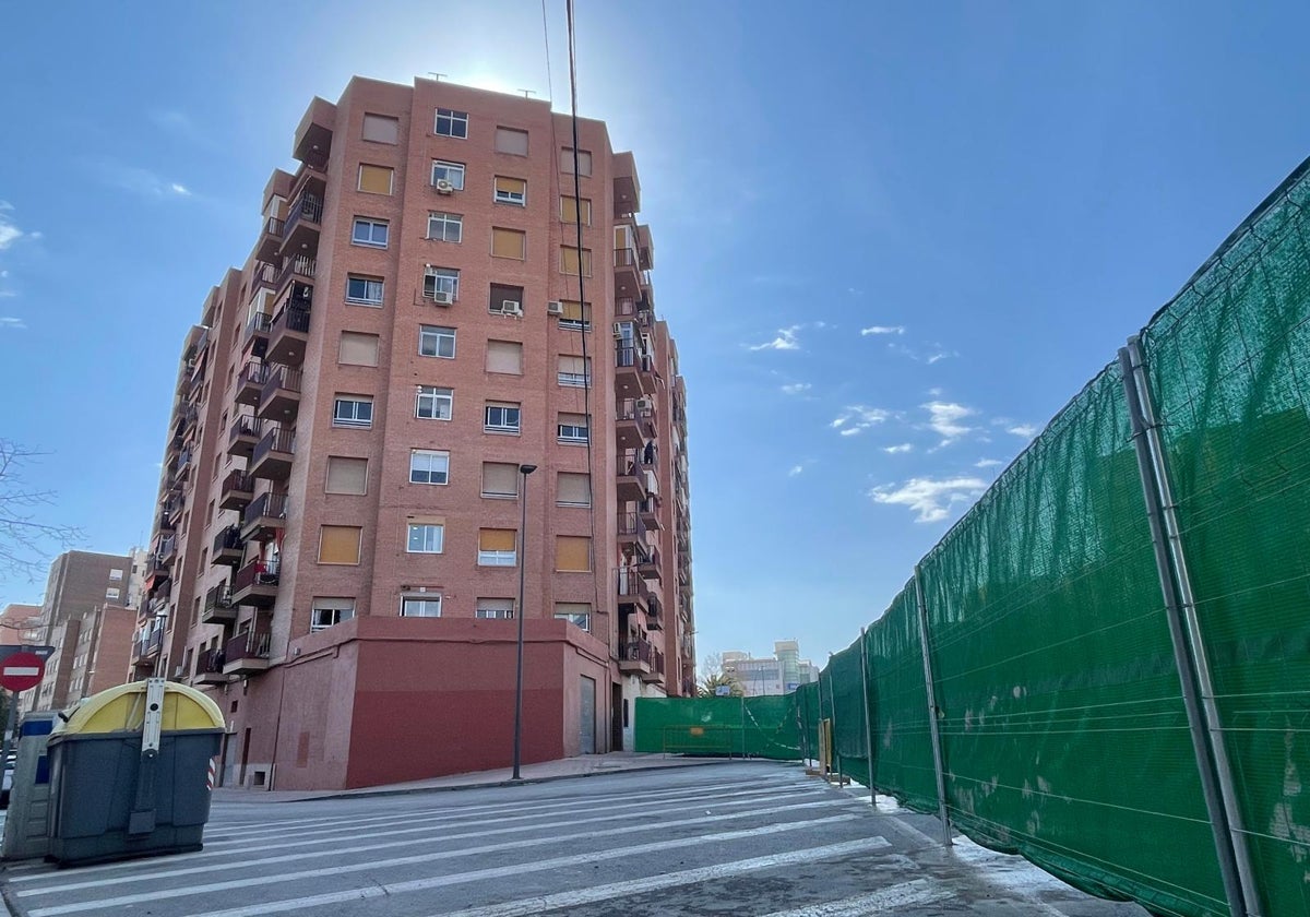 Bloque del residencial La Isla, frente al que se construirá la salida de emergencia de la estación soterrada de Sutullena.