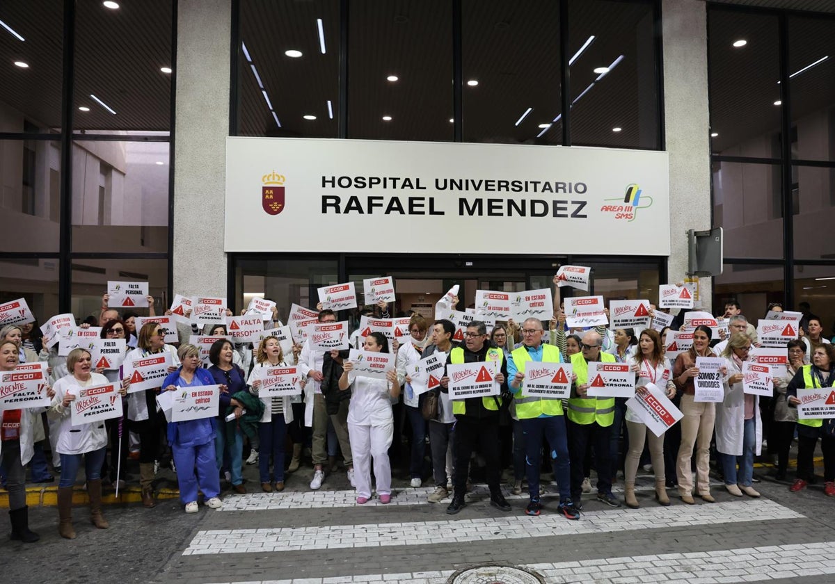 Personal del hospital durante la concentración ante la puerta del Rafael Méndez.