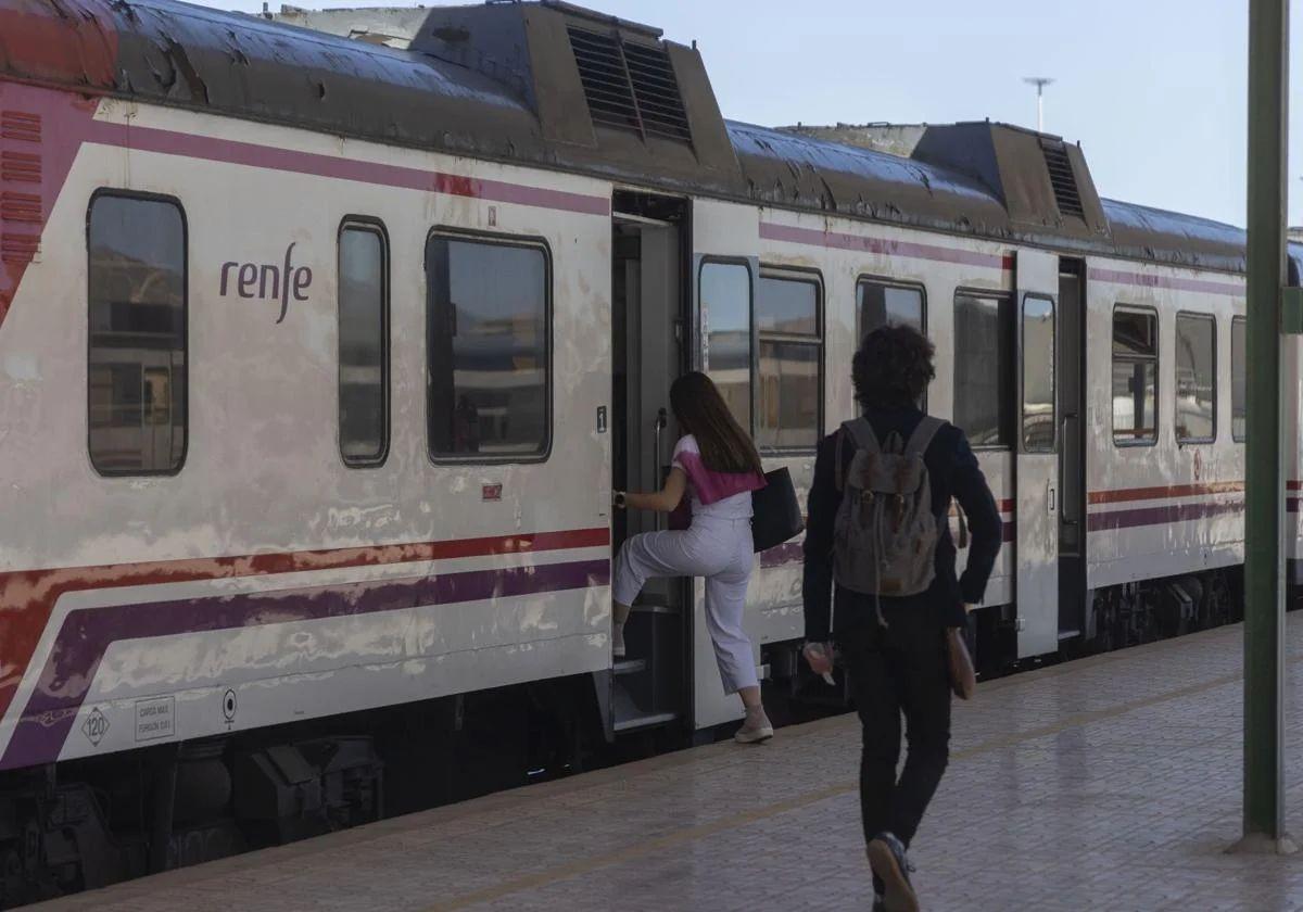 Un tren Cercanías, en una estación de la Región de Murcia, en una imagen de archivo.