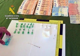 La droga y el dinero que transportaba el detenido.