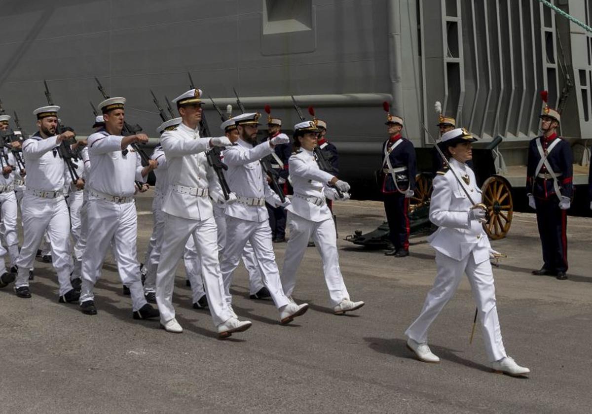 Marinos y soldados durante un desfile en Cartagena en una imagen de archivo.