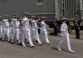 Marinos y soldados durante un desfile en Cartagena en una imagen de archivo.