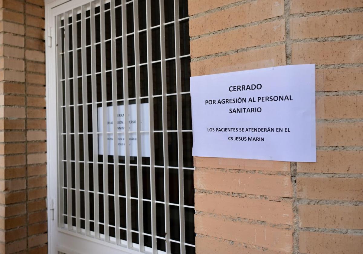 Imagen de archivo de un centro de salud de la Región cerrado tras una agresión al personal sanitario.