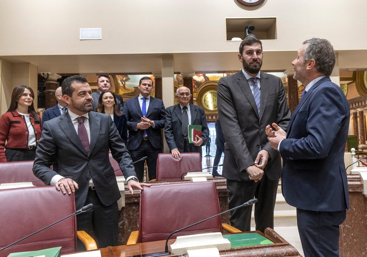 Joaquín Segado, del PP, conversa con José Ángel Antelo, de Vox, antes del Pleno de la Asamblea, el pasado martes.