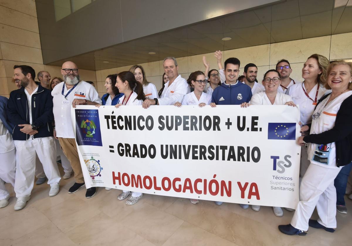 La protesta de los técnicos sanitarios de La Arrixaca por la homologación de sus estudios superiores, en imágenes