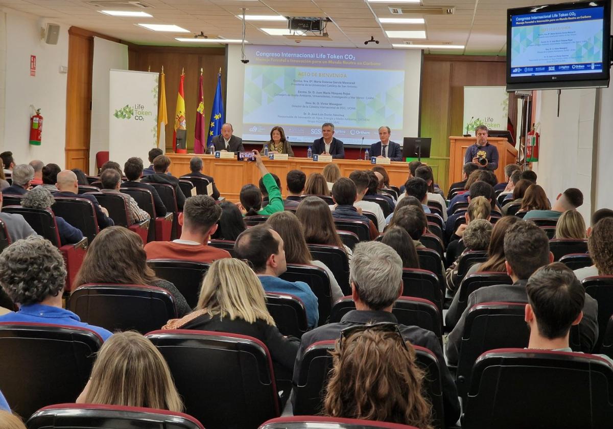 Autoridades y otros participantes, ayer durante el encuentro internacional en Murcia.