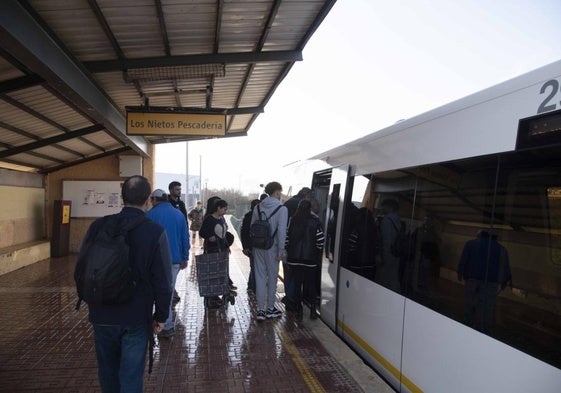 Un grupo de pasajeros se disponen a entrar en el ferrocarril de vía estrecha de Renfe, el antiguo Feve, en la parada de Los Nietos Pescadería, ayer.