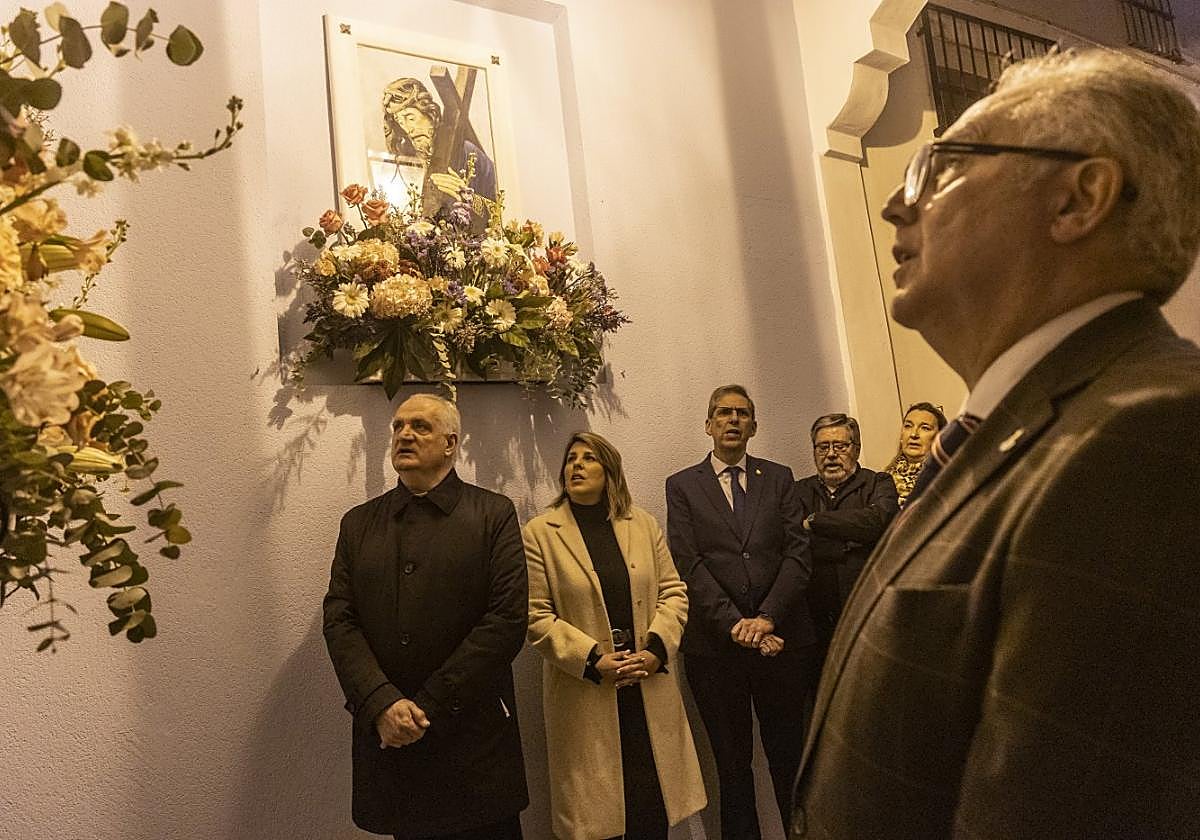 Arroyo y procesionistas marrajos durante el acto de bendición.