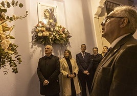 Arroyo y procesionistas marrajos durante el acto de bendición.