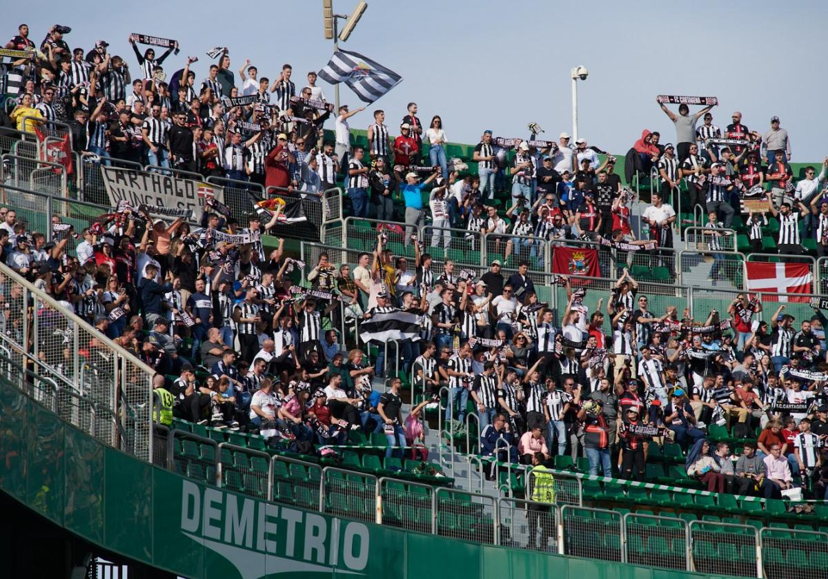 Aficionados del Cartagena animando a su equipo la pasada temporada en el Martínez Valero.