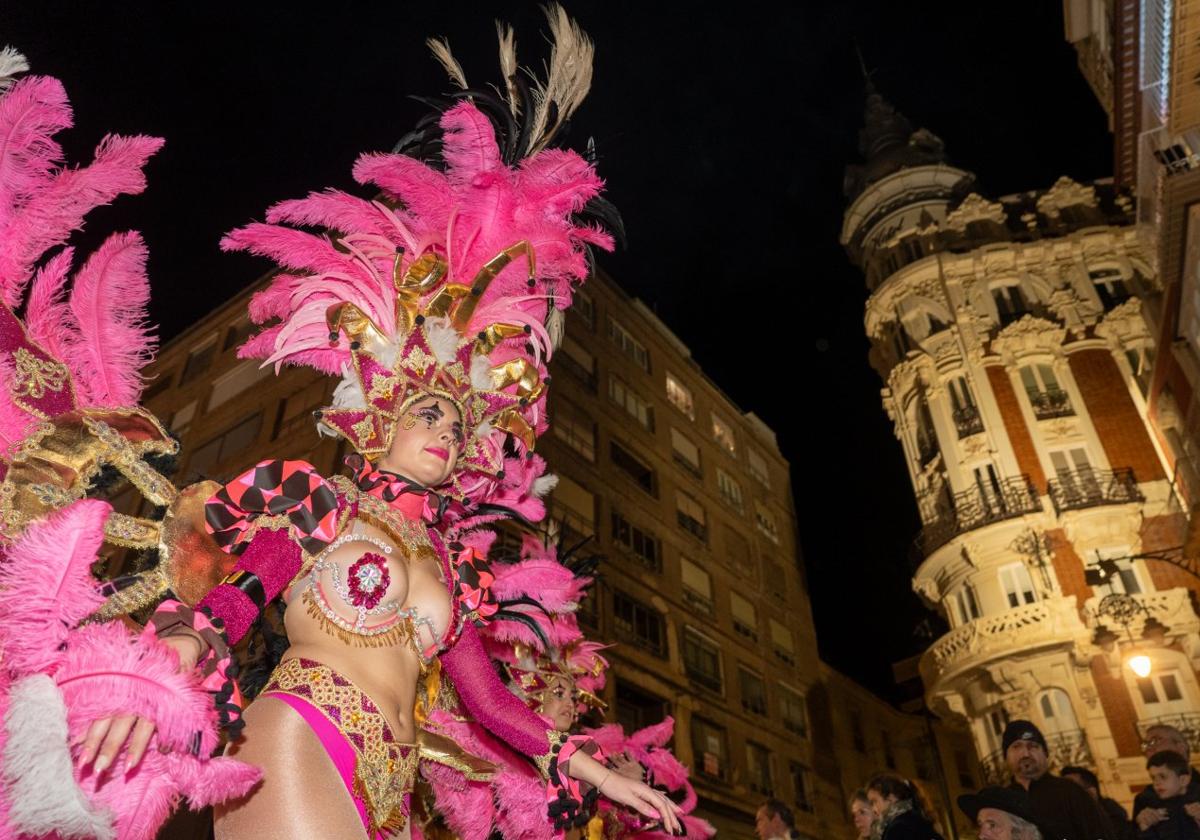 Desfile de una comparsa por la céntrica plaza de San Sebastián.