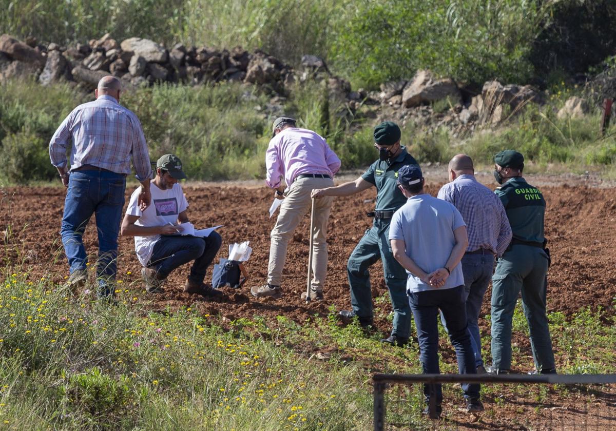 Agentes del Seprona toman muestras en una finca agrícola próxima al vertedero Los Blancos, en 2022.