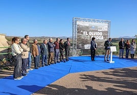 El alcalde de Lorca durante la presentación de la campaña en el embalse de Puentes junto a la alcaldesa de Puerto Lumbreras.
