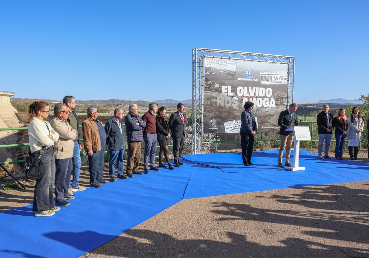 El alcalde de Lorca durante la presentación de la campaña en el embalse de Puentes junto a la alcaldesa de Puerto Lumbreras.