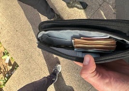 La cartera recuperada con el dinero.