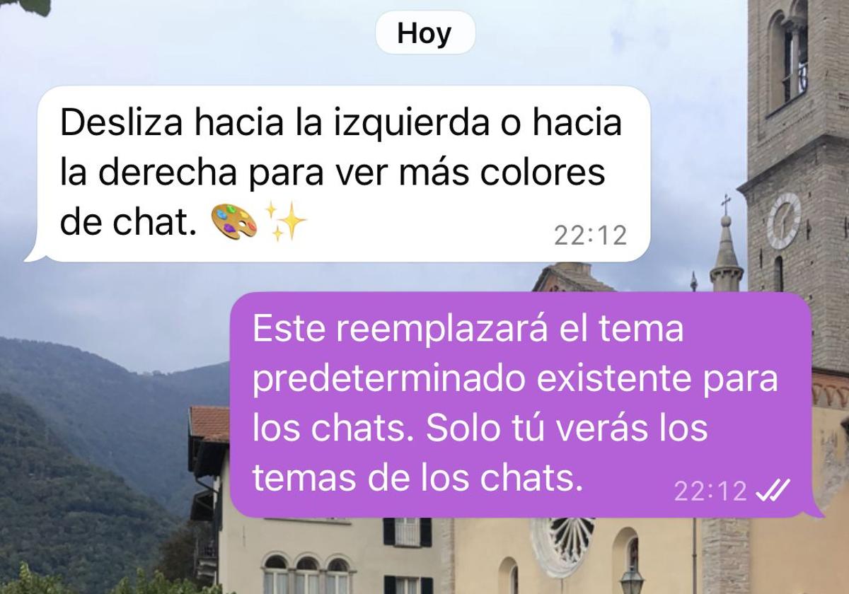 Una conversación de WhatsApp con los mensajes de color violeta.