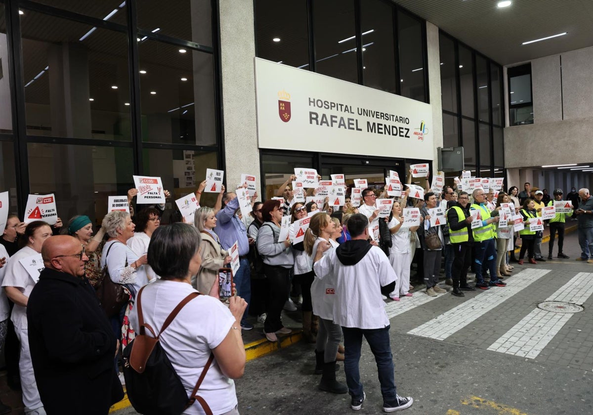 Sanitarios durante su último acto de protesta ante las puertas del hospital Rafael Méndez.