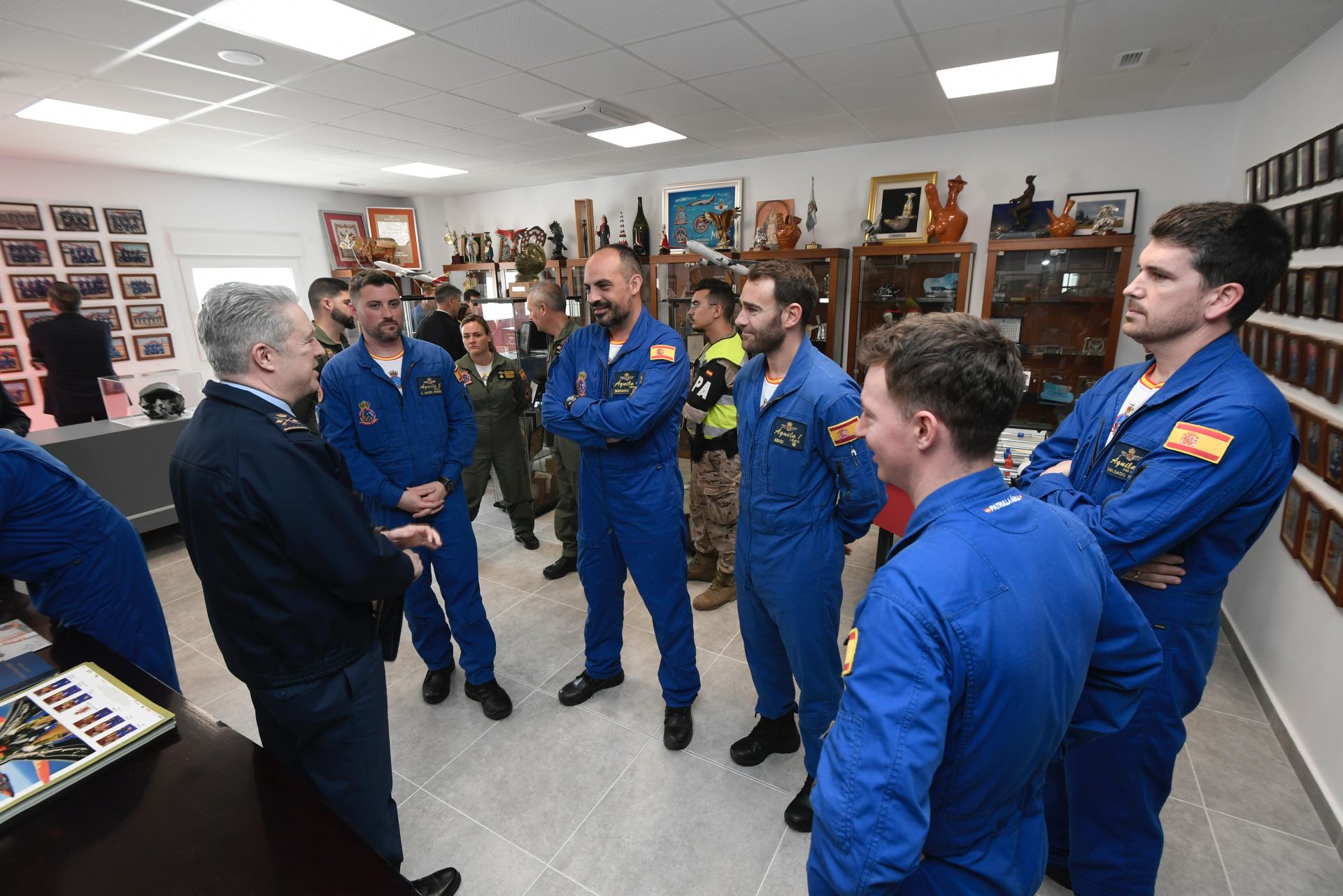 La visita de la ministra de Defensa a la Academia General del Aire de San Javier, en imágenes