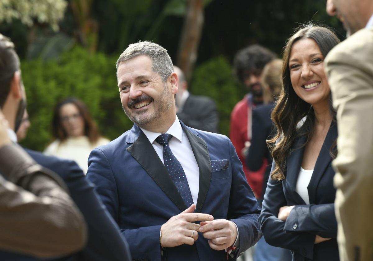 Mariano de Paco, en la Tertulia de la Luz junto a la consejera de Cultura, Carmen Conesa.