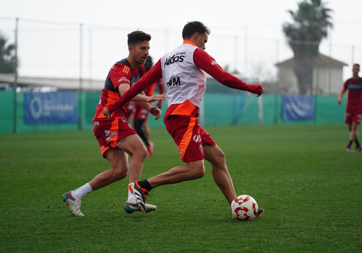 Pedro León y Juan Carlos Real, en el el entrenamiento de ayer.