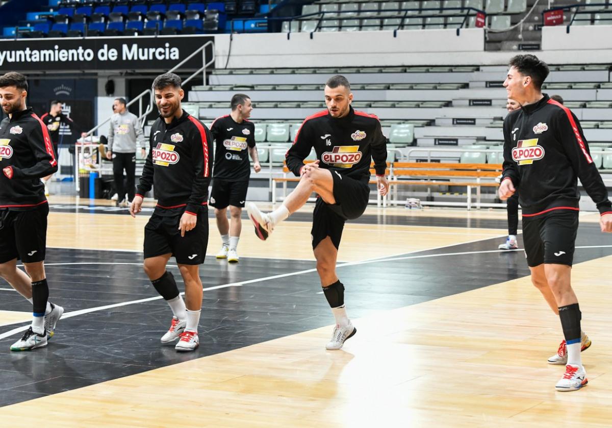 Los jugadores de ElPozo trabajan en el Palacio.