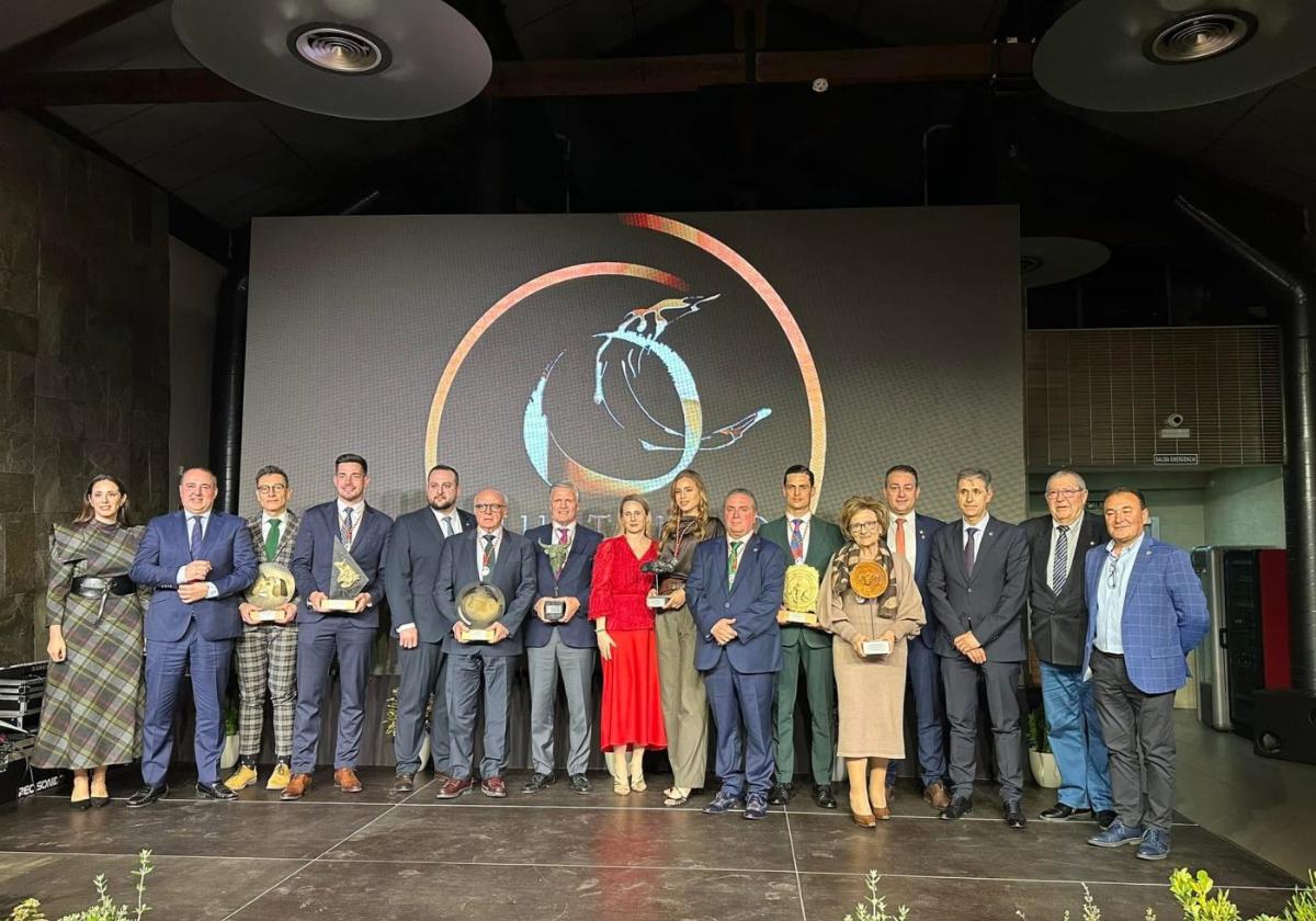 Los premiados por el Club Taurino de Cehegín, presidido por Pedro Moreno. En el centro, el torero de Espartinas y la alcaldesa.