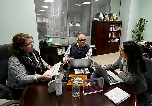 Dolores Galindo, Jesús Barranquero y Reyes Sánchez, durante una reunión de trabajo.