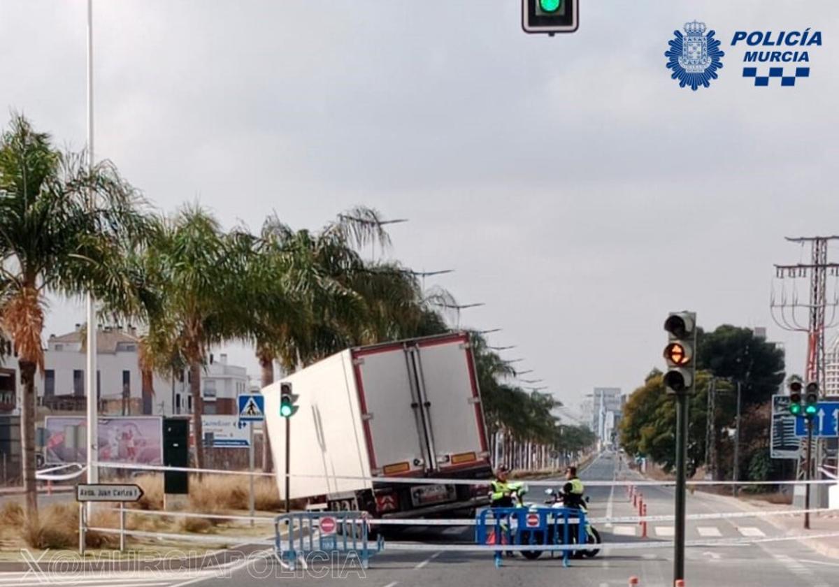 Los agentes, en la avenida Reino de Murcia, tras cortar el tráfico.