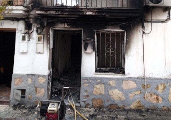 La fachada de la vivienda quemada.