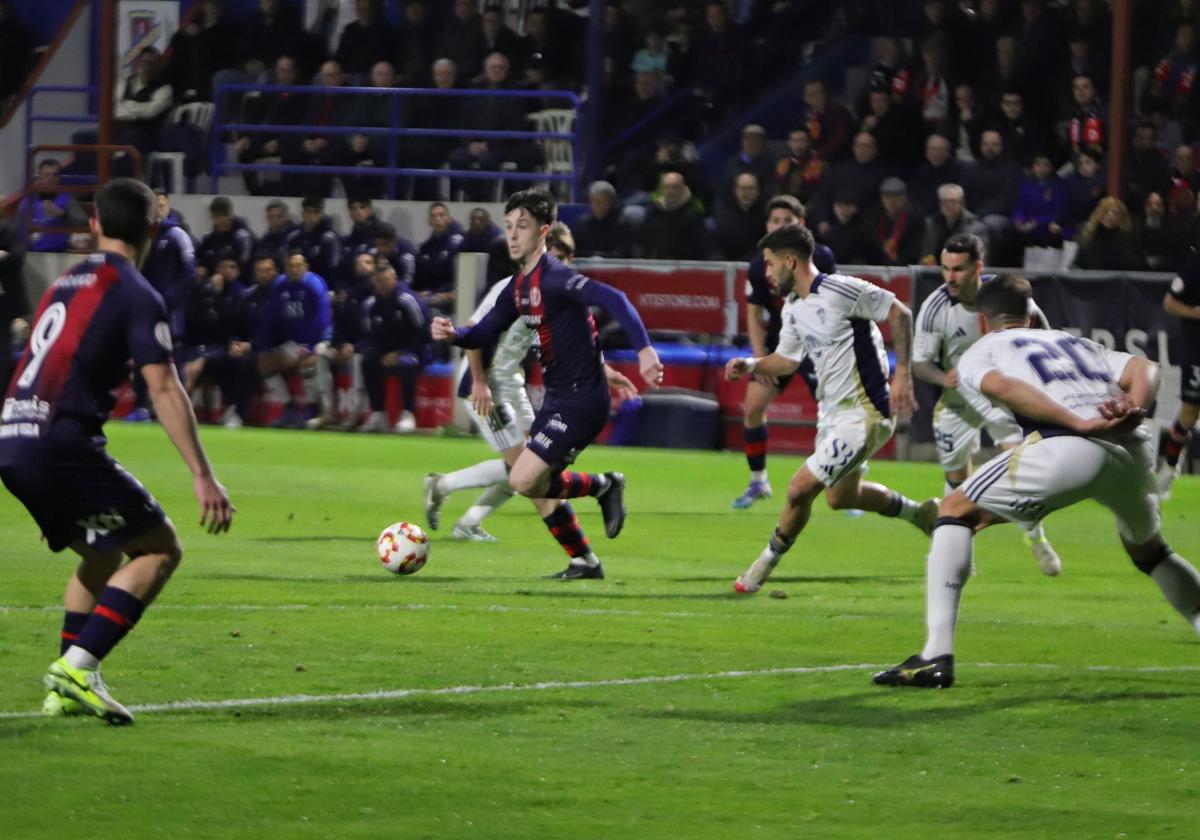 Juanje, del Yeclano, avanza con la pelota buscando un hueco en la zaga del Marbella, la semana pasada.