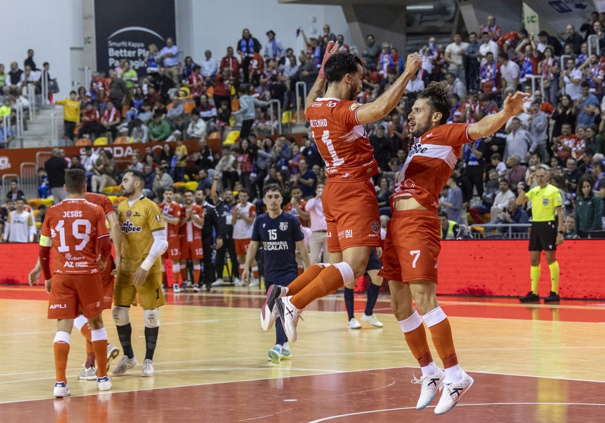 Waltinho y Linhares celebran el pase a fase final de la Champions, el 30 de noviembre, contra el Galati rumano.