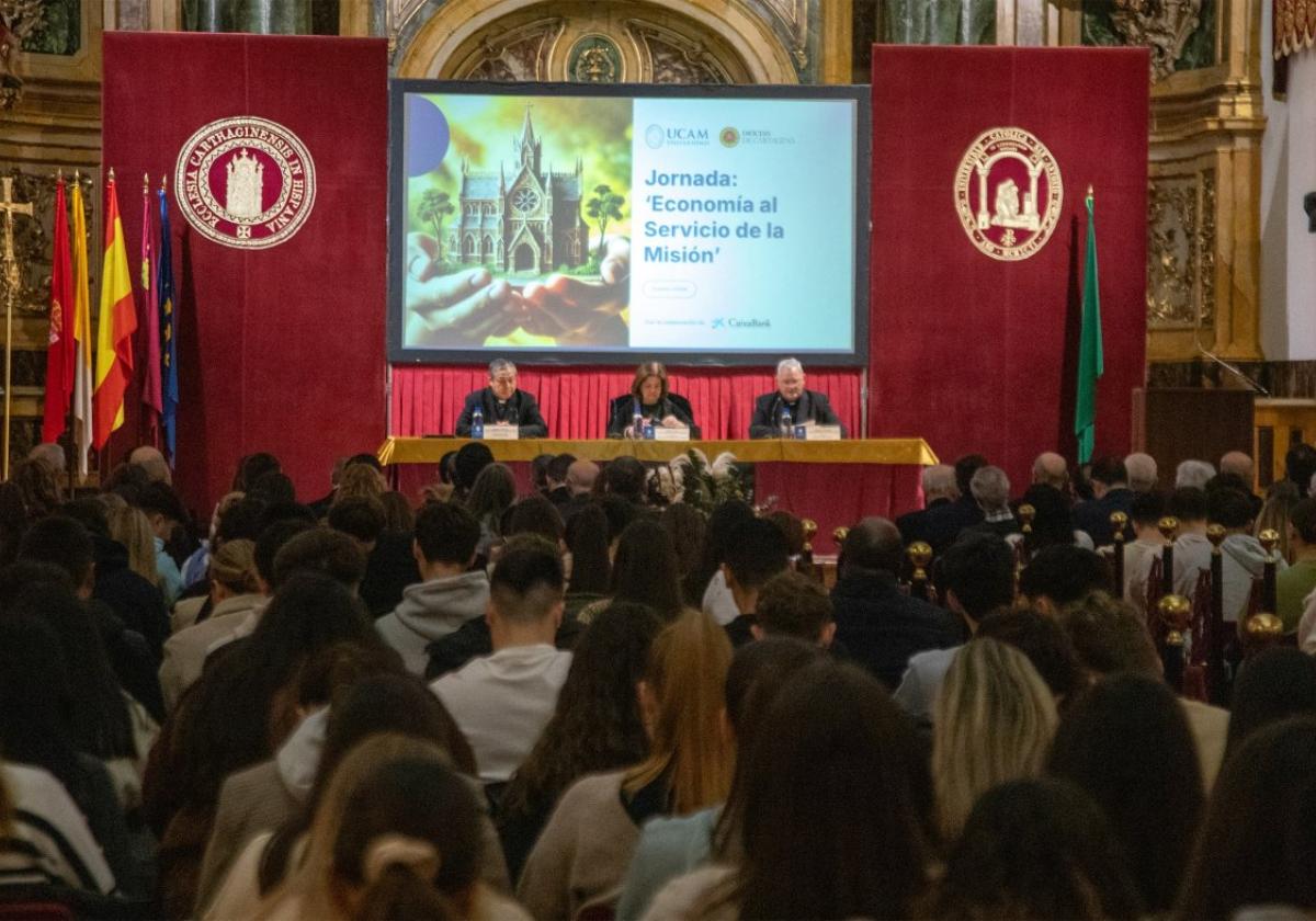 María Dolores García, presidenta de la UCAM, inauguró la Jornada junto a Bernardito Cleopas, nuncio del Papa en España, y José Manuel Lorca, obispo de la Diócesis de Cartagena.