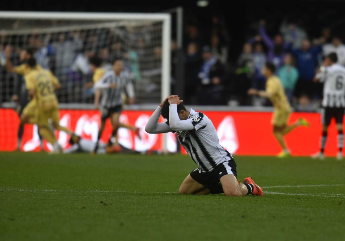 El Jebari se echa al suelo con las manos a la cabeza tras la derrota 'in extremis' ante el Málaga CF.