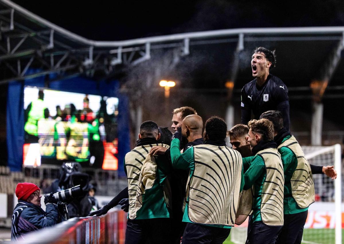 Imagen secundaria 1 - 1. Un sueño europeo. Manu Pedreño celebra un gol del Olimpija Ljubljana esta campaña en Conference League. 2. Isma Ferrer arma la zurda tras sentar a un rival durante un partido con el Beroe búlgaro.