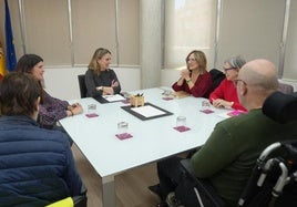 La consejera de Política Social, Familias e Igualdad, Conchita Ruiz, durante la reunión mantenida con la Asociación ELA Región de Murcia.