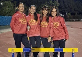 Lydia Sánchez, Amanda Cano, Mar Gómez e Isabel Sandoval, cuatro de las seis integrantes de la nueva Comisión de la Mujer de la FAMU, en la pista de atletismo de Monte Romero del campus de Espinardo.