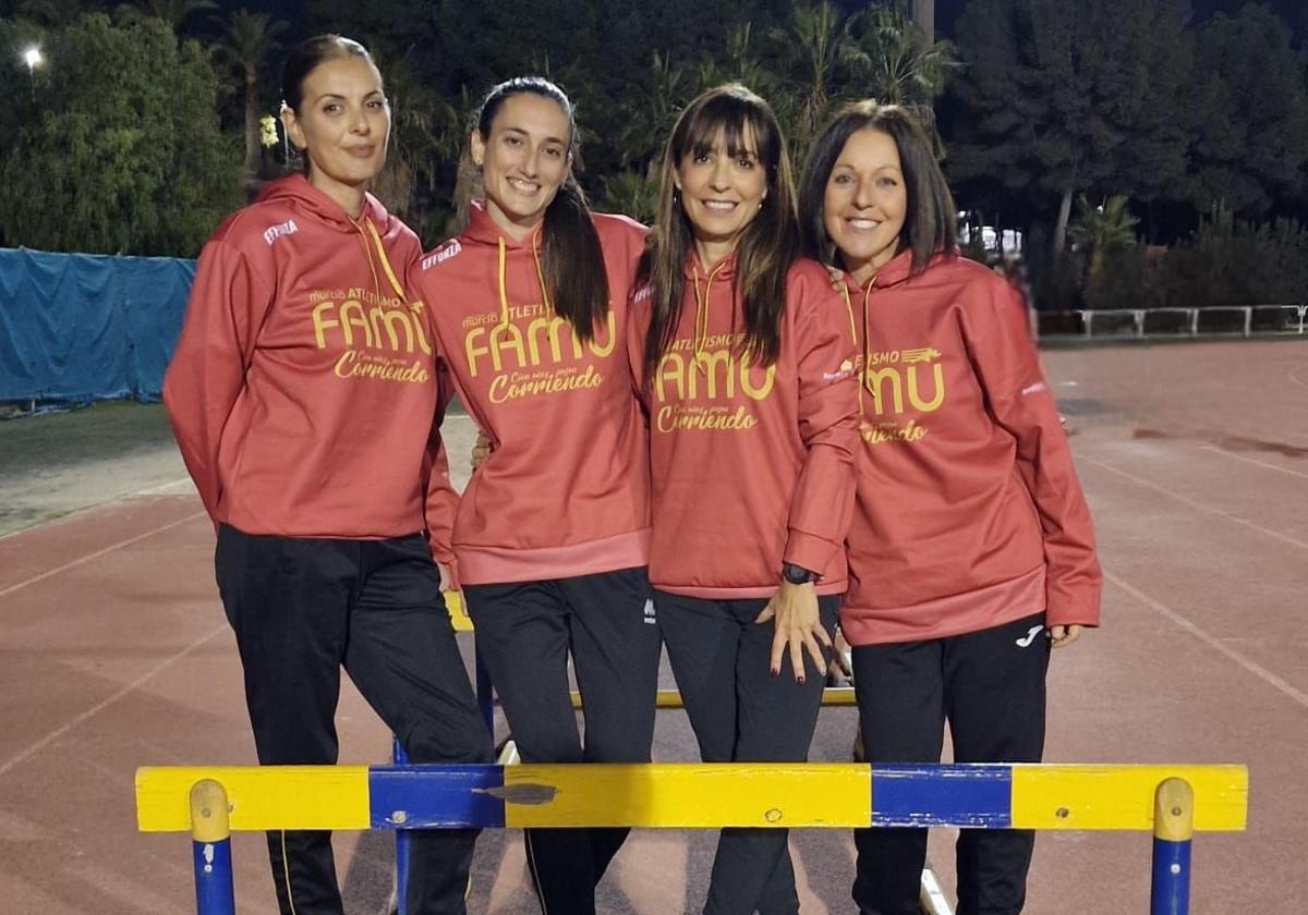 Lydia Sánchez, Amanda Cano, Mar Gómez e Isabel Sandoval, cuatro de las seis integrantes de la nueva Comisión de la Mujer de la FAMU, en la pista de atletismo de Monte Romero del campus de Espinardo.