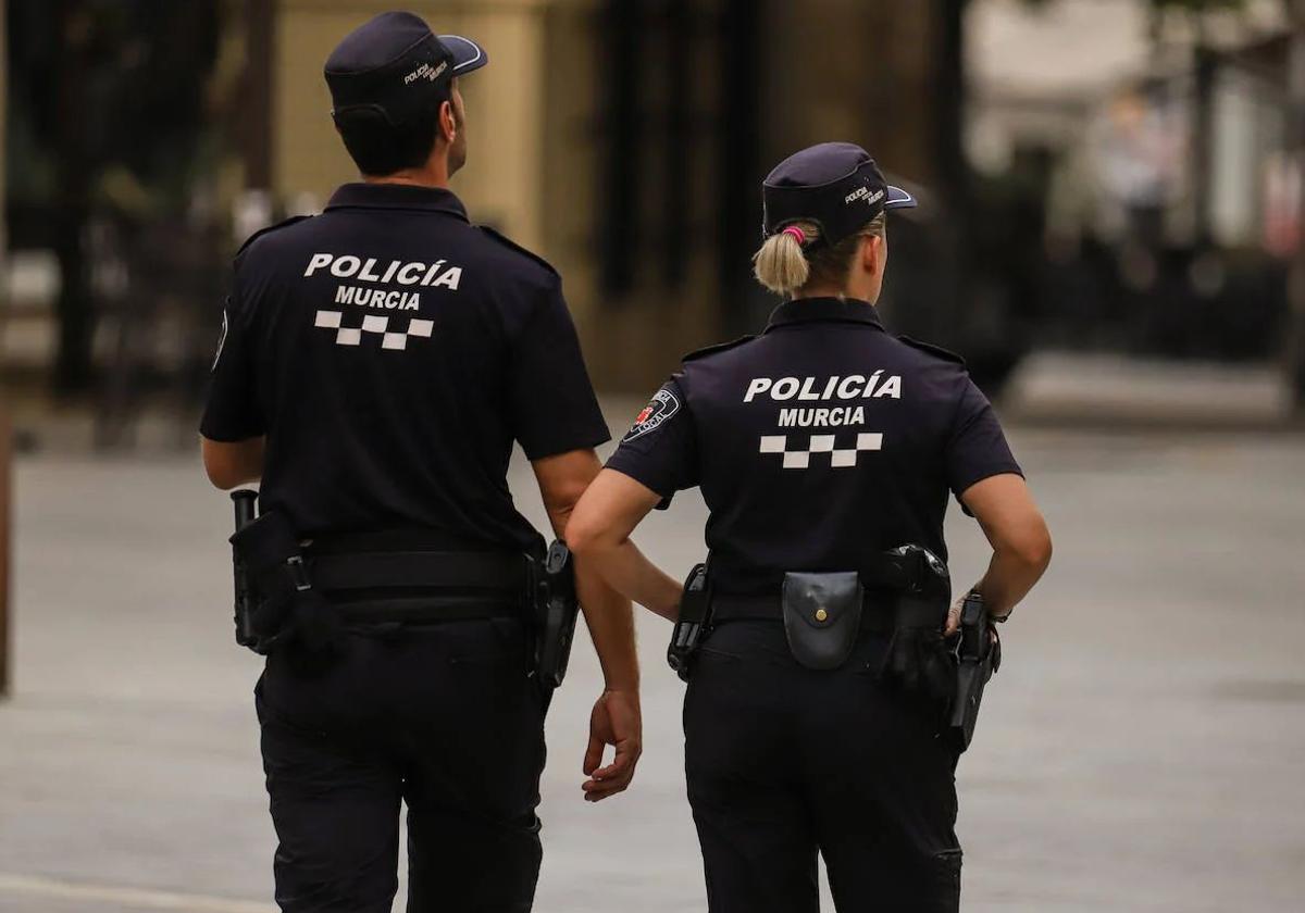 Dos agentes de la Policía Local de Murcia, en una foto de archivo.