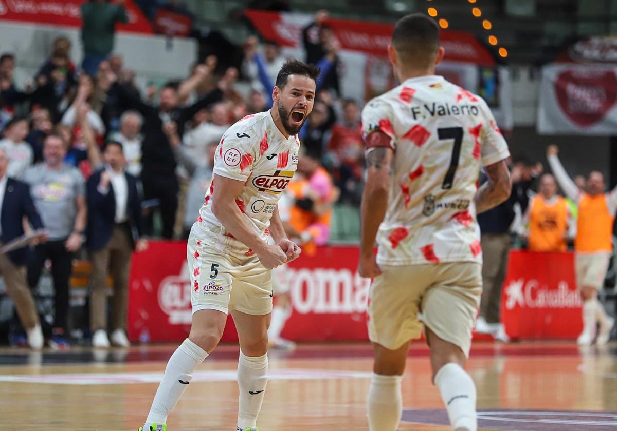 Marlon celebra un gol junto a Valerio, ayer, en la victoria de ElPozo ante el Valdepeñas.