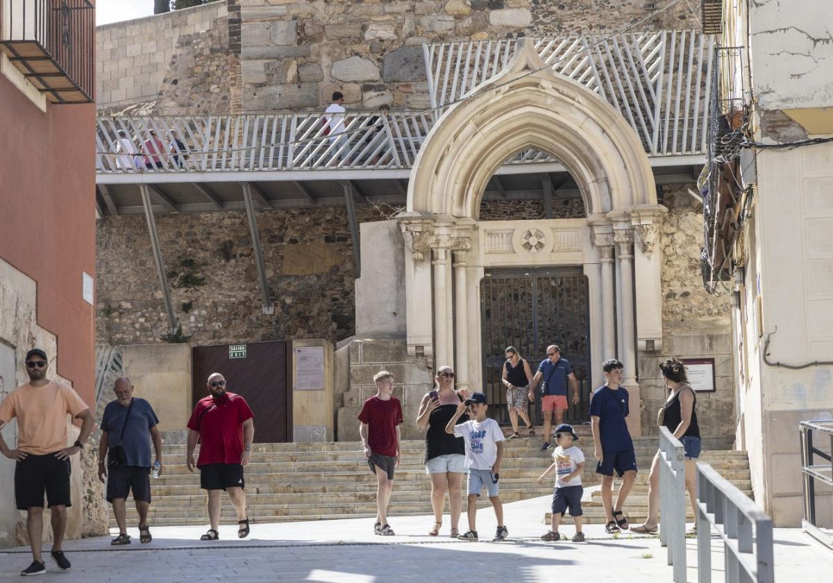 Turistas pasean por la cuesta de la Baronesa, junto a la Catedral vieja.