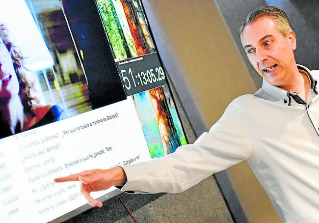 Formación práctica. Octavio Azorín, codirector de la escuela, durante una clase en su estudio del centro de Murcia.