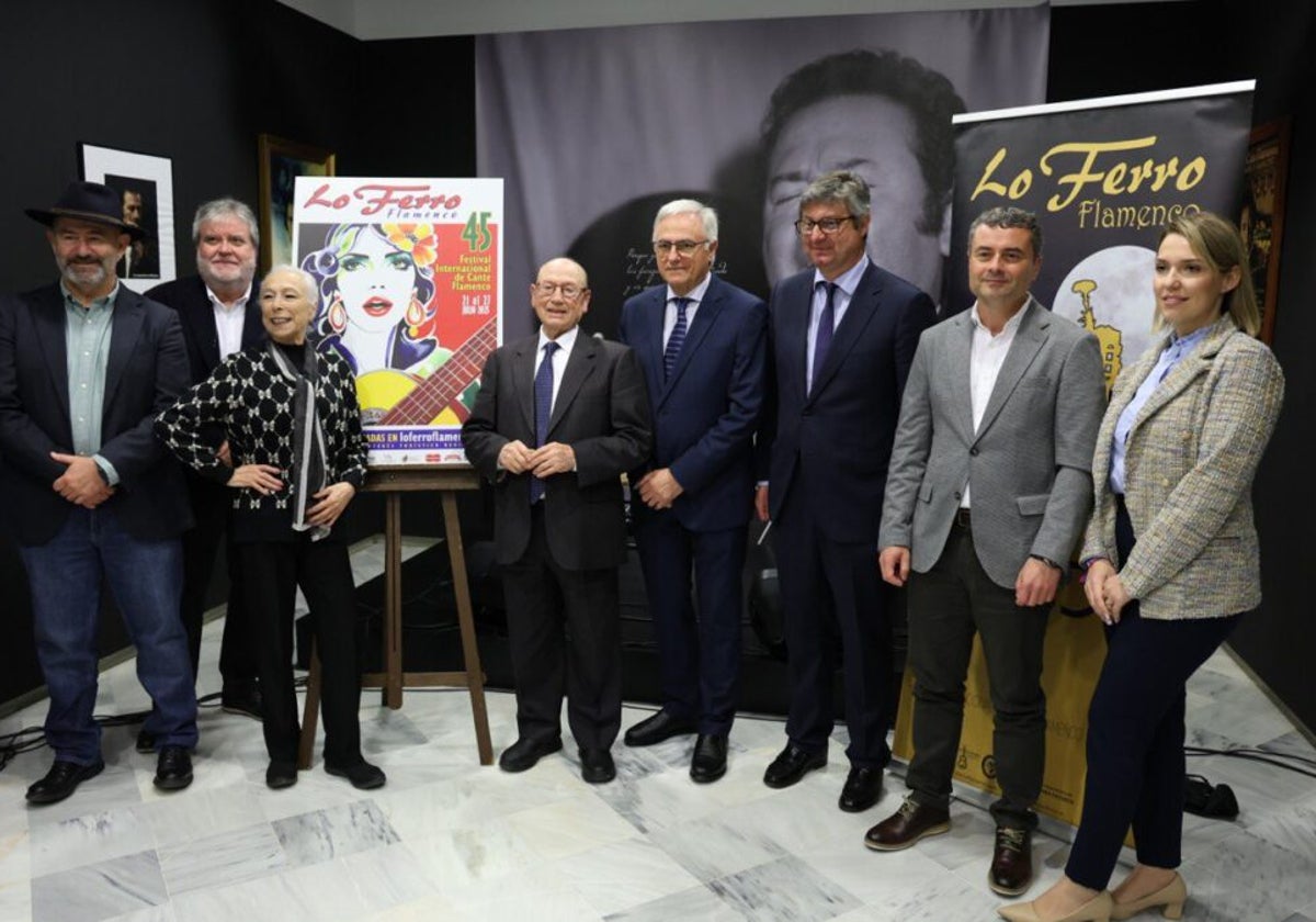 Fosforito y Cristina Hoyos, junto al cartel y las autoridades de Torre Pacheco y Puente Genil.