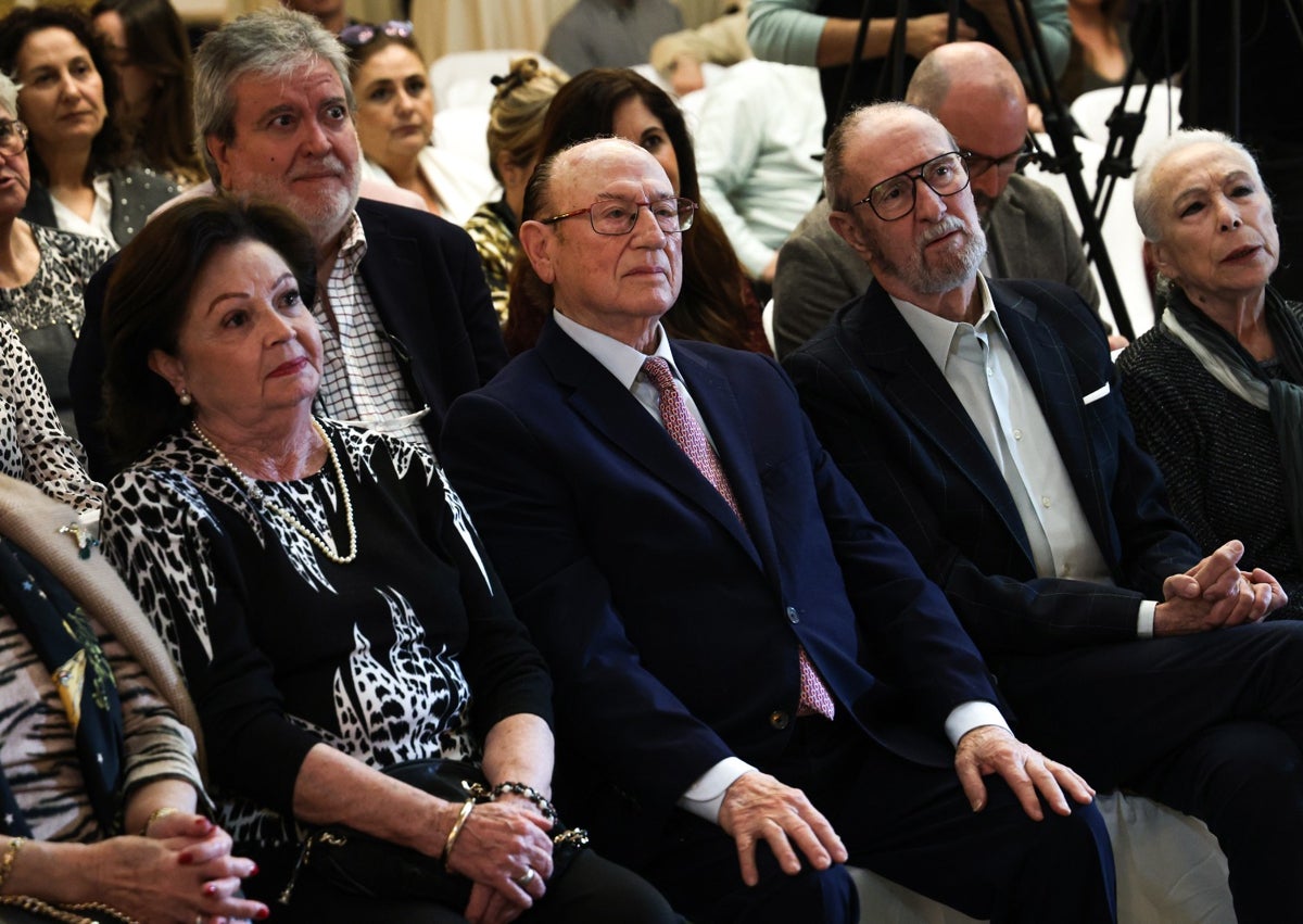 Imagen secundaria 1 - Fosforito y Cristina Hoyos, anfitriones en Puente Genil de la presentación del Festival de Flamenco de Lo Ferro