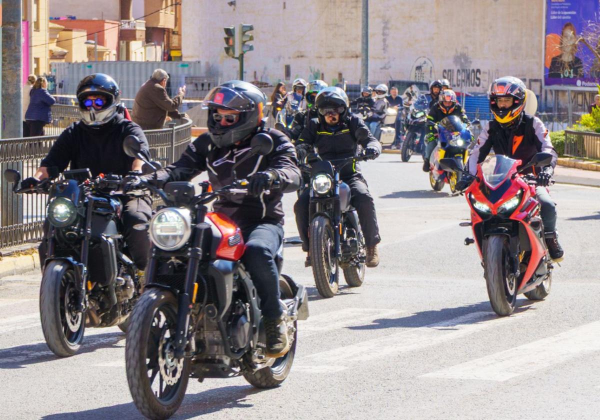 Un grupo de moteros, este domingo, en la ruta de Cieza.