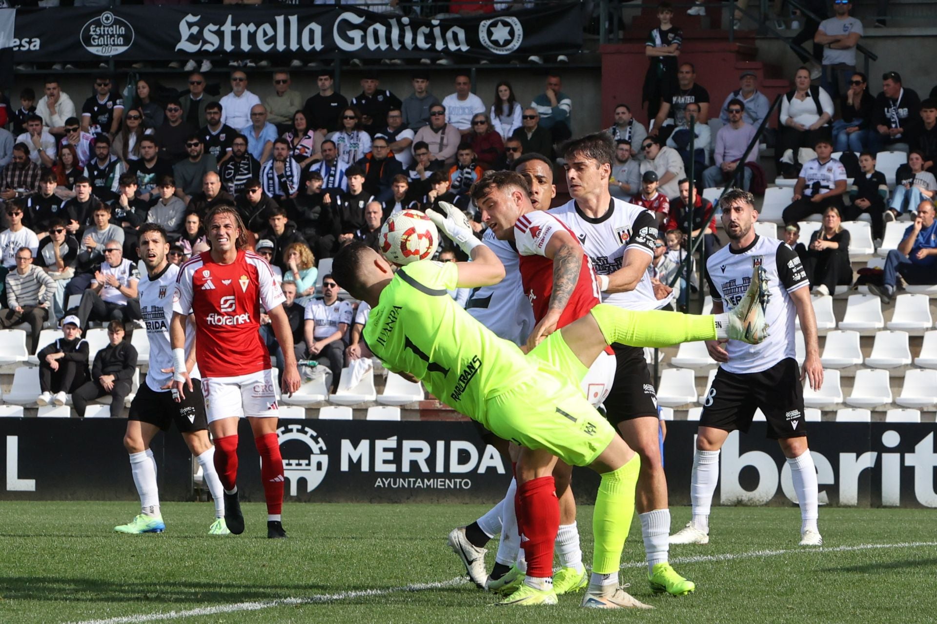 La victoria del Real Murcia frente al Mérida, en imágenes