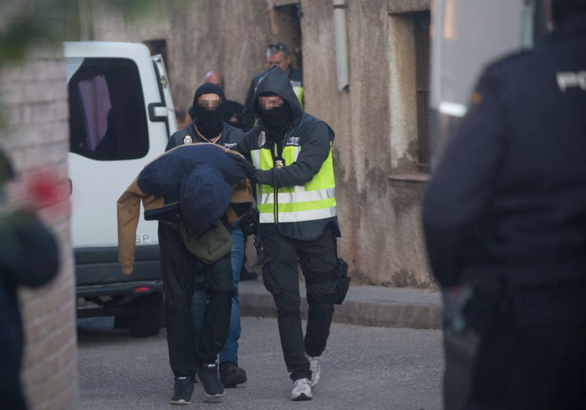 Policías antidrogas, con un detenido, en una redada en Los Mateos de Cartagena en 2017.