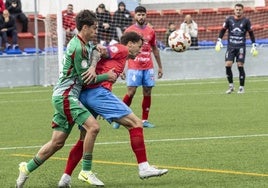 Britos protege el balón ante la presión alta del Granada B, ayer, en el Ángel Celdrán.