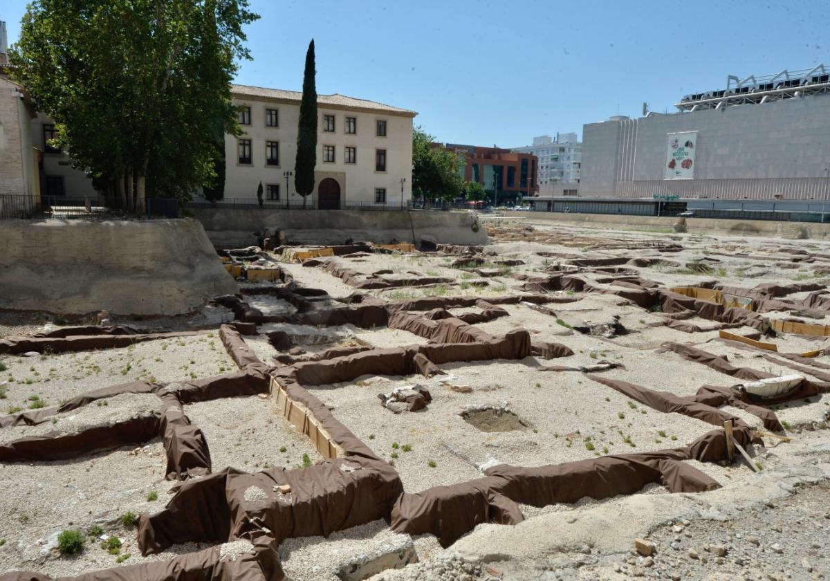 Imagen del yacimiento de San Esteban, con los restos protegidos por gravas y por mallas geotextiles.