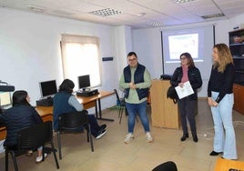 El concejal de Juventud, Salvador López, presenta la iniciativa.